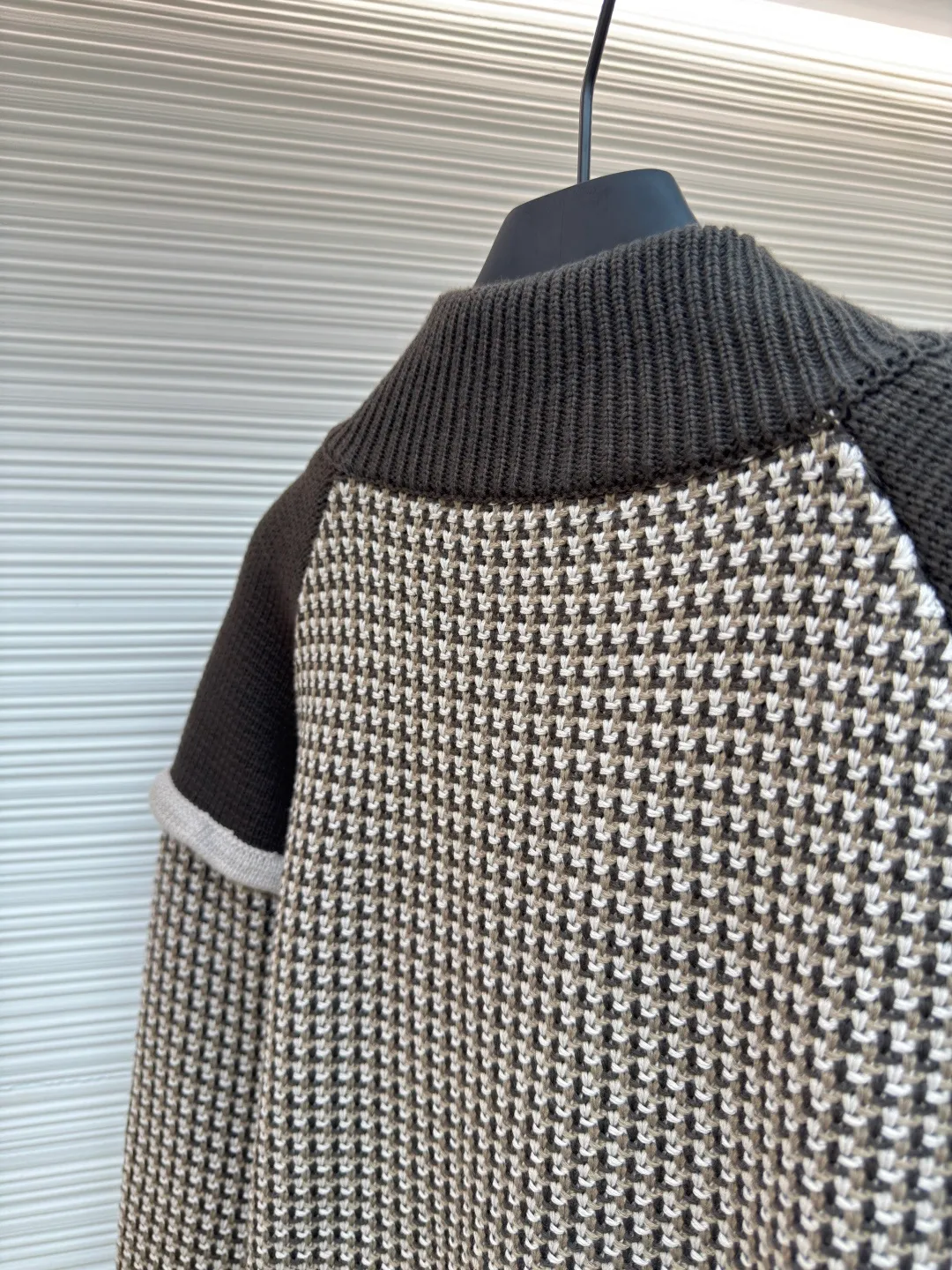 LOUIS VUITTON jacquard 3D pilot plaid sweater ●Original version: 29100 purchase and development ●Item number: 1680703-C10 ●Fabric: cotton wool fabric ●Technology: jacquard knitting ●Version: fitted version ●Weight: about 1565 grams ●Size: S-M-L-XL ●Description: Made of 100% cotton wool, lining is 100% rayon. This style is made of custom-dyed wool yarn, and the off-white color is matched with the same color as the original. The plaid is woven by an imported machine, showing a 3D jacquard effect. The embroidery adopts 3D three-dimensional embroidery, and the original effect is embroidered according to the brand's iconic logo on the chest. The number of stitches is about 4600, the buttons are made of natural resin pearl buttons, and the bottom is equipped with a metal seat. From the Spring/Summer 2025 show, this cotton bomber jacket features a distinctive LV Stitch jacquard pattern that traces the miniature LV logo, while elegant ribbing outlines the collar, raglan sleeves and pockets. The Marque L.Vuitton DÃéposée patch is the finishing touch, and the pearlescent buttons add a dandy feel, making it a perfect layering choice during the changing seasons. The overall wiring is straight and delicate, the fabric is comfortable and soft, and the color is consistent without color difference. It can be matched with the same style to create a fashionable look and control various occasions. Customized accessories, complete with three standards, same style for men and women!